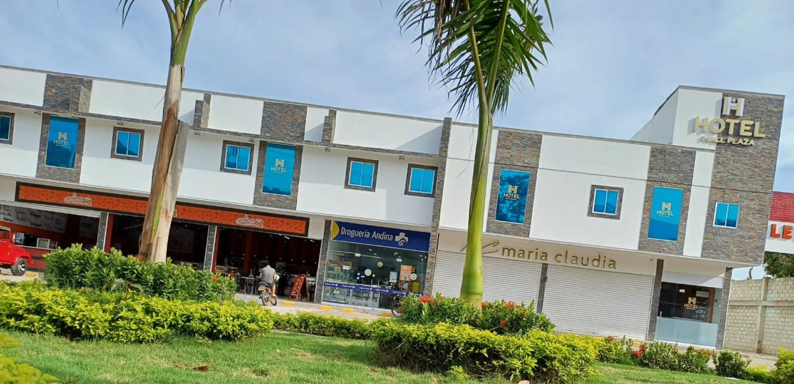 parqueadero hotel mall plaza